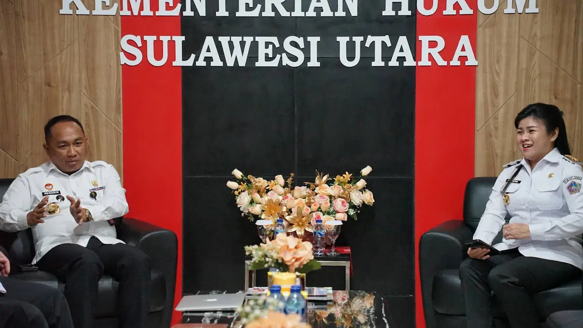 Bupati Kepulauan Sitaro Chyntia Ingrid Kalangit dan Kepala Kanwil Kemenkum Sulut Hendrik Pagiling berdiskusi terkait penguatan produk hukum daerah yang berdampak langsung bagi masyarakat sulutviral.info