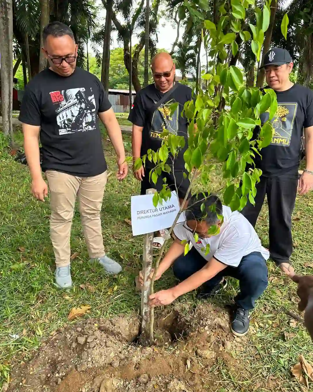 Direktur Utama Perumda Pasar Manado menanam pohon beringin di Urban Forest Manado sulutviral.info
