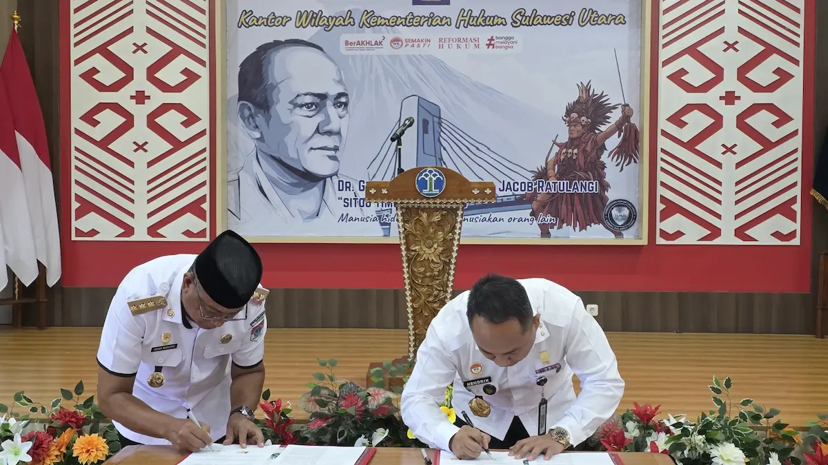 Bupati Bolaang Mongondow Timur Oskar Manoppo dan Kakanwil Kemenkum Sulut Hendrik Pagiling menandatangani naskah kesepakatan pelayanan hukum sulutviral.info