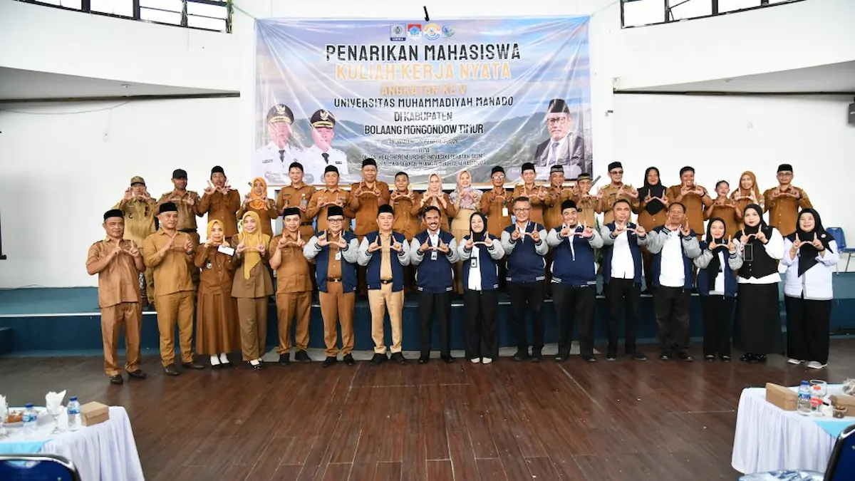 Wakil Bupati Argo Sumaiku foto bersama mahasiswa KKN UMM Boltim sulutviral.info