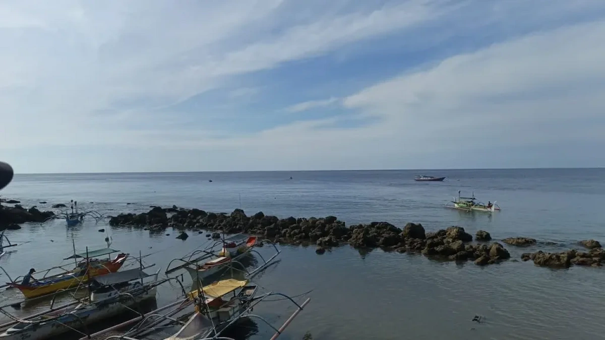 Perahu nelayan berlabuh di perairan Napombaru Kecamatan Damau Talaud saat pencarian nelayan yang dilaporkan hilang sulutviral.info