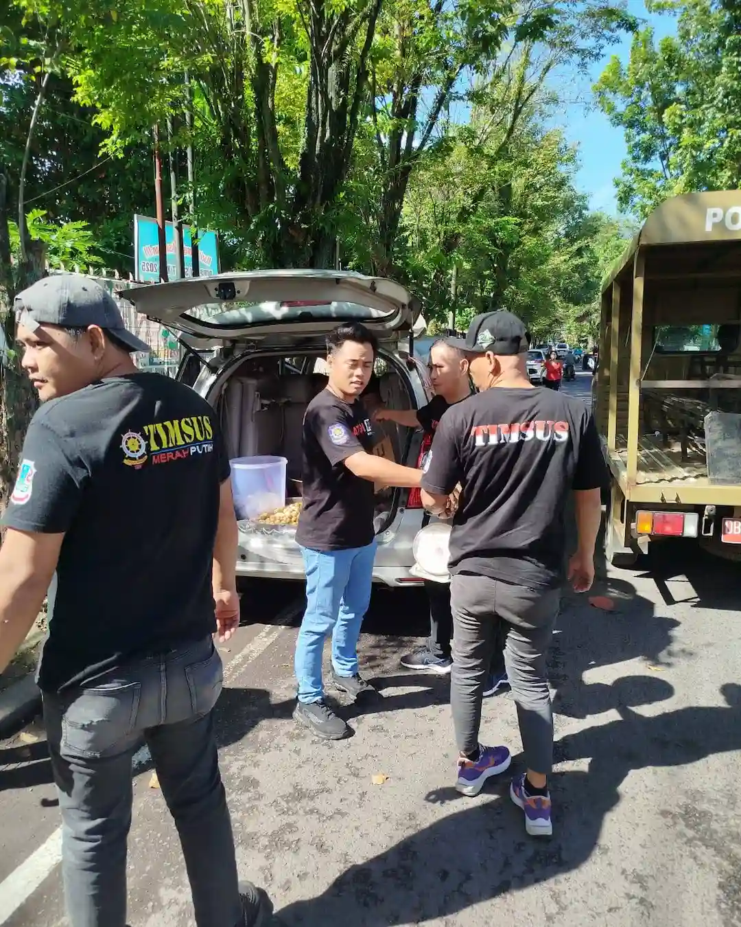Petugas berdialog secara humanis dengan pedagang kaki lima saat penertiban trotoar di Kota Manado sulutviral.info