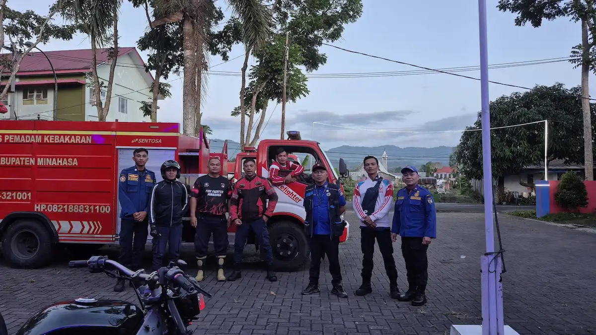 Petugas pemadam kebakaran Kabupaten Minahasa bersiaga bersama mobil damkar di kawasan Langowan Kabupaten Minahasa sulutviral.info