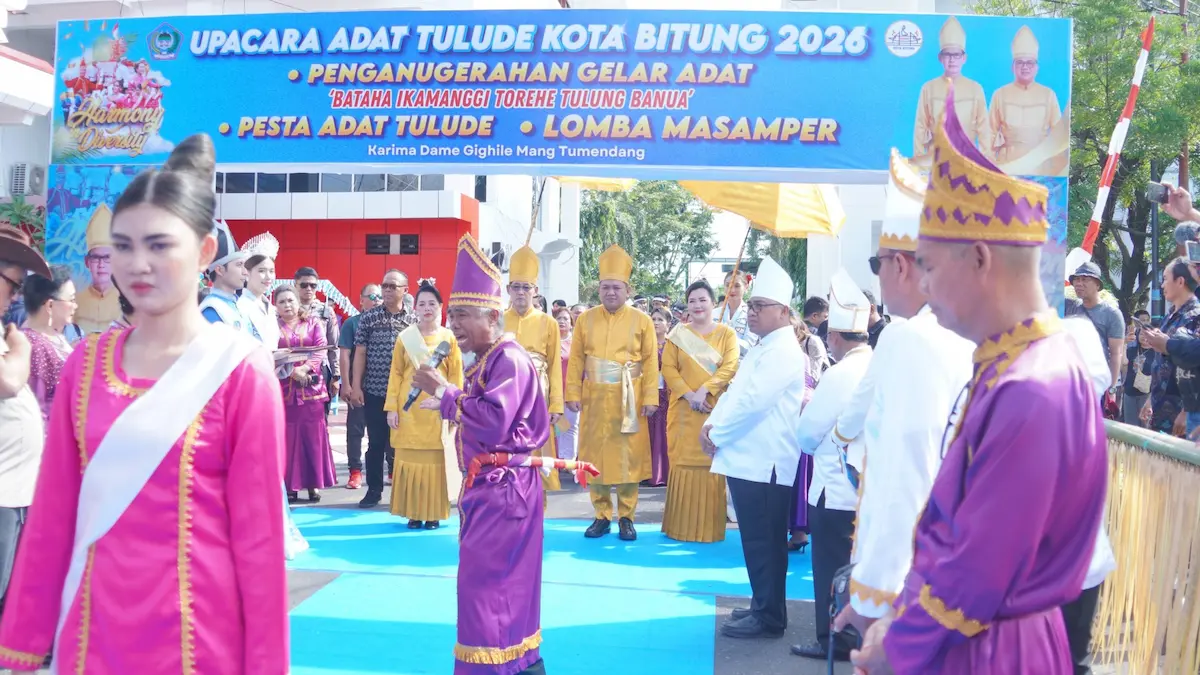 Tokoh adat memimpin prosesi Upacara Adat Tulude Kota Bitung 2026 di Lapangan Kantor Wali Kota sulutviral.info