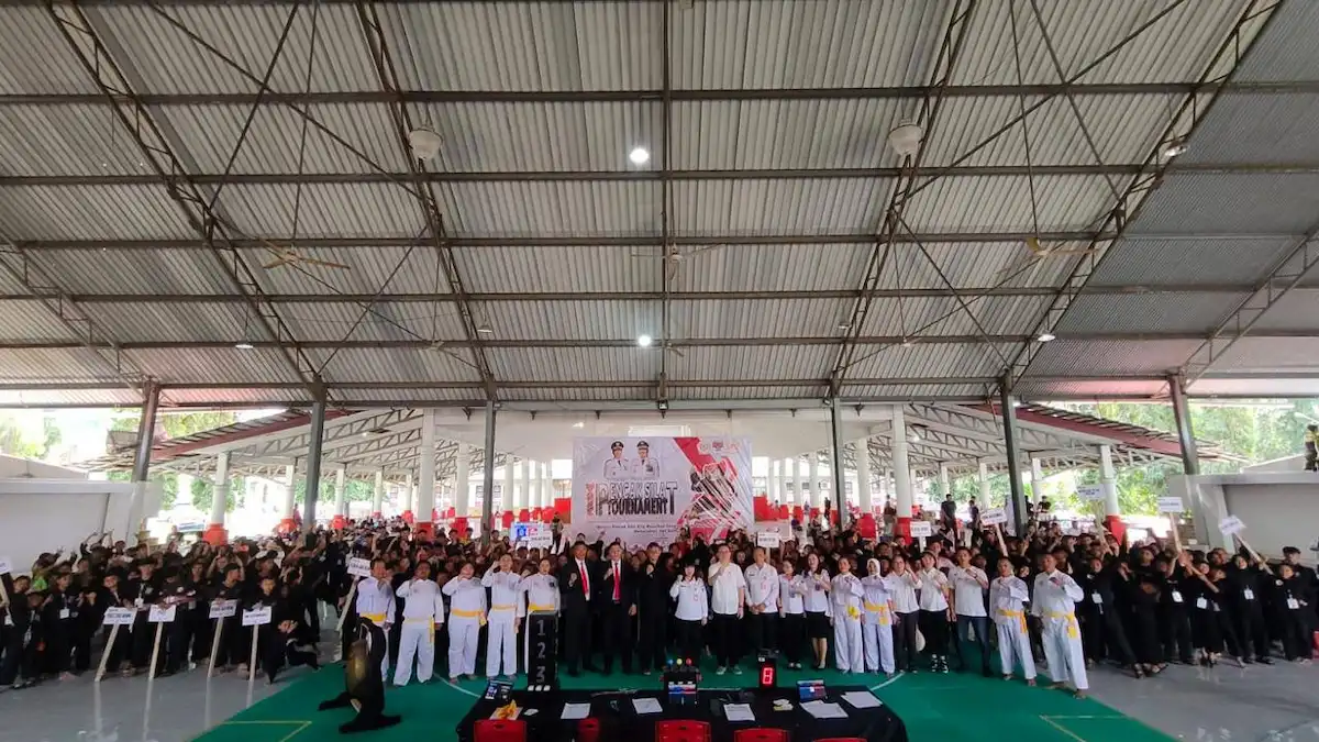 Para atlet dan ofisial dari Sulawesi Utara, Gorontalo, dan Maluku Utara berfoto bersama pada Kejuaraan Pencak Silat Minahasa Selatan Tournament 2026 di Aula Waleta sulutviral.info