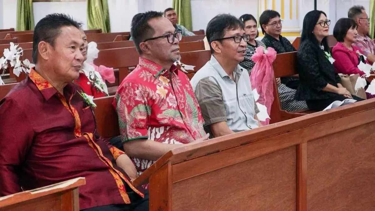 Wakil Wali Kota Manado Richard Sualang mengikuti ibadah syukur HUT ke 27 Jemaat GMIM Anugerah Teling Tingkulu Lembah sulutviral.info