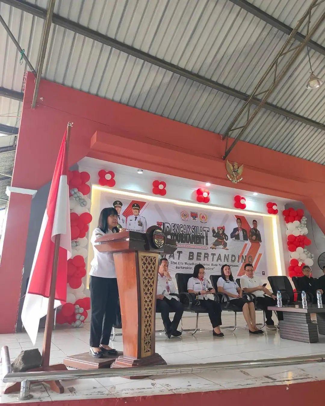 Sekretaris Daerah Minahasa Selatan Glady N. L. Kawatu membacakan sambutan Bupati saat pembukaan Kejuaraan Pencak Silat Minahasa Selatan Tournament 2026 di Aula Waleta Kantor Bupati sulutviral.info