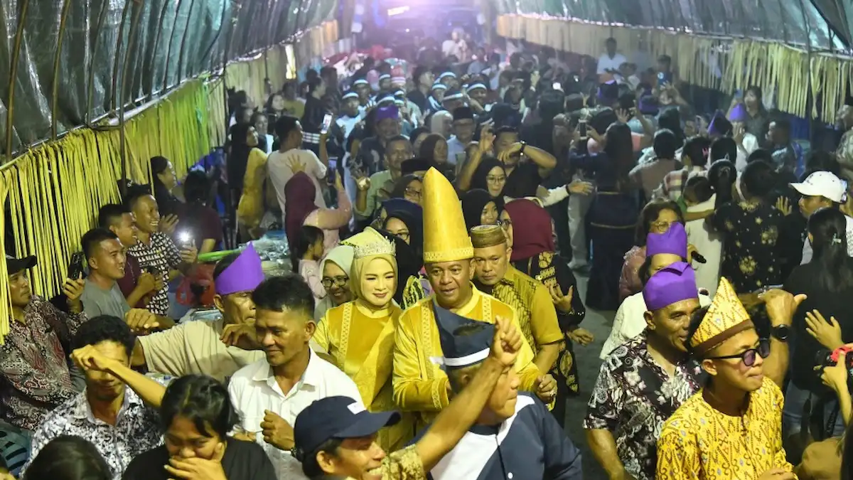 Warga merayakan adat Tulude bersama Bupati Boltim di Desa Jiko Bersatu sulutviral.info