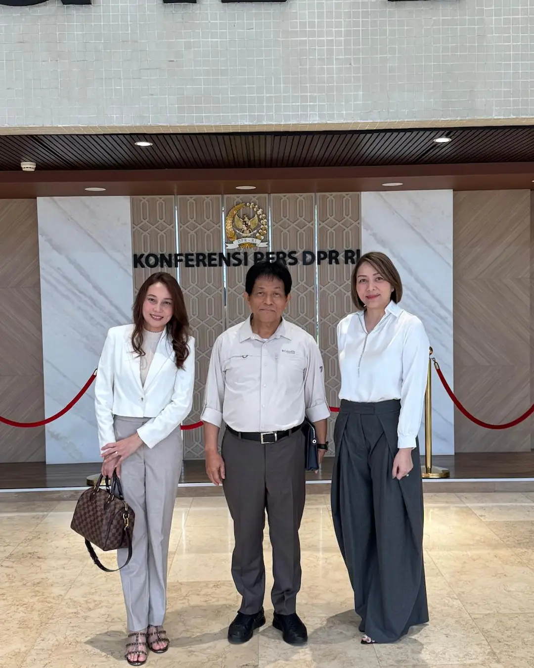 Wakil Ketua DPRD Sulut dr Michaela Paruntu berfoto bersama usai kegiatan kunjungan kerja di area Konferensi Pers DPR RI Jakarta sulutviral.info