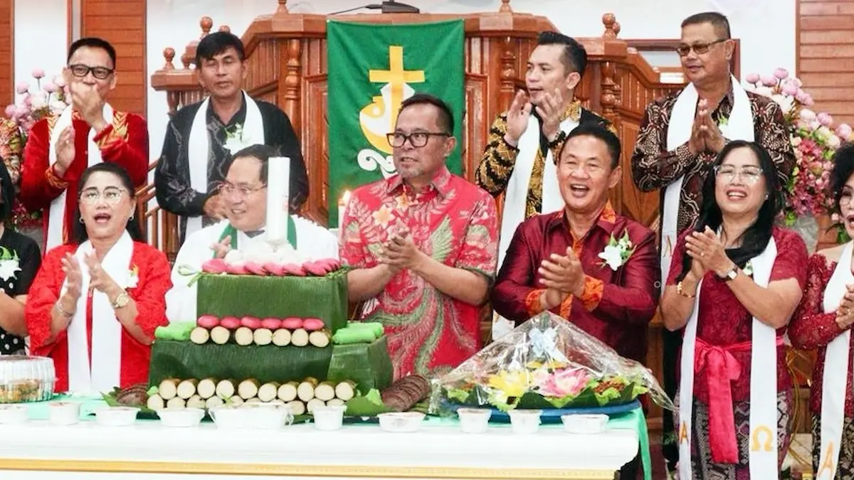 Wakil Wali Kota Manado Richard Sualang bersama jemaat mengikuti ibadah syukur HUT ke 27 GMIM Anugerah Teling Tingkulu Lembah sulutviral.info