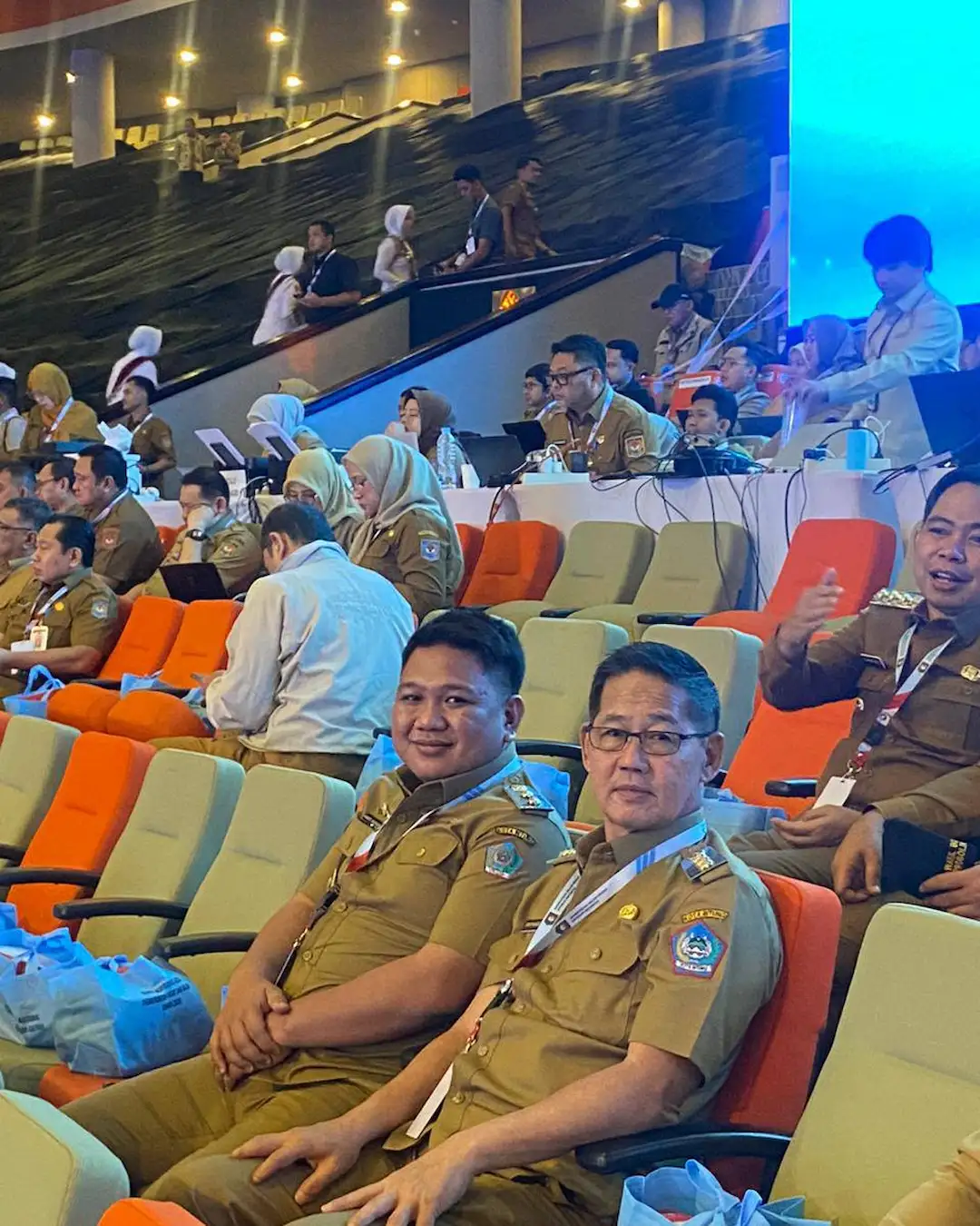 Wali Kota dan Wakil Wali Kota Bitung mengikuti sesi Rakornas Pemerintah Pusat dan Daerah Tahun 2026 di ruang utama acara sulutviral.info