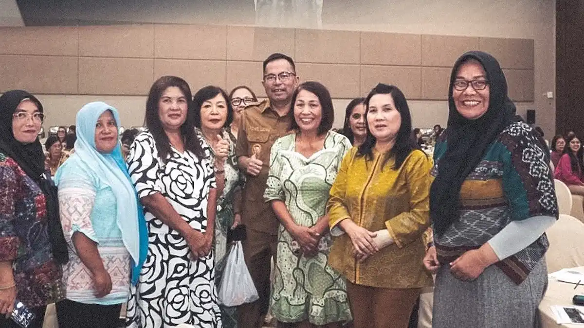 Wakil Wali Kota Manado foto bersama pelaku UMKM peserta acara sulutviral.info