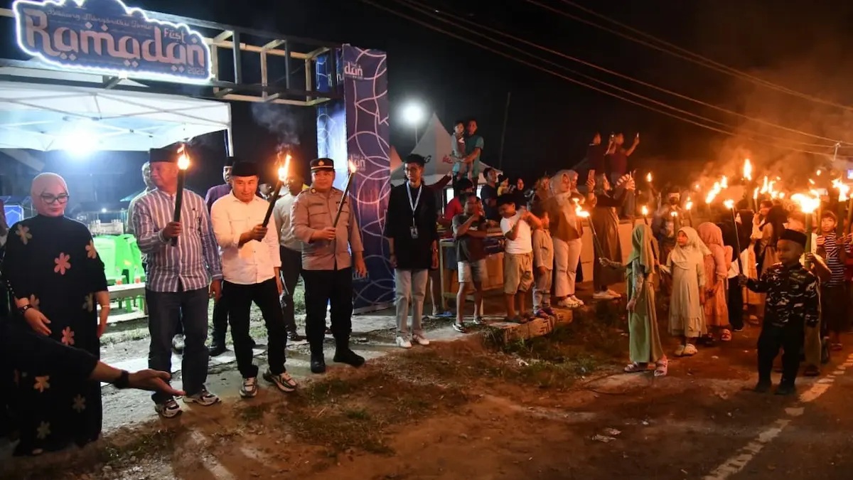 Anak-anak ikut pawai obor Boltim bersama orang tua sulutviral.info