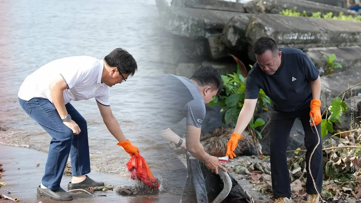 Andrei Angouw dan Richard Sualang pungut sampah di Pantai Malalayang Manado sulutviral.info