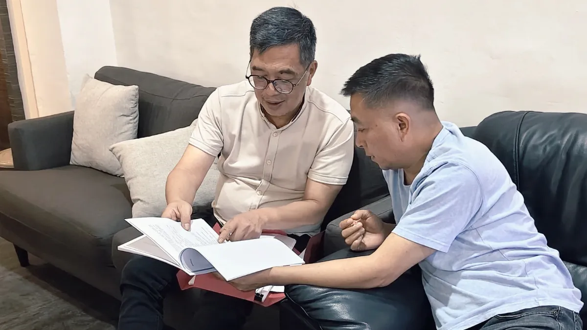 Argo Sumaiku mempelajari dokumen pengelolaan pasar bersama Dirut Perumda Manado sulutviral.info