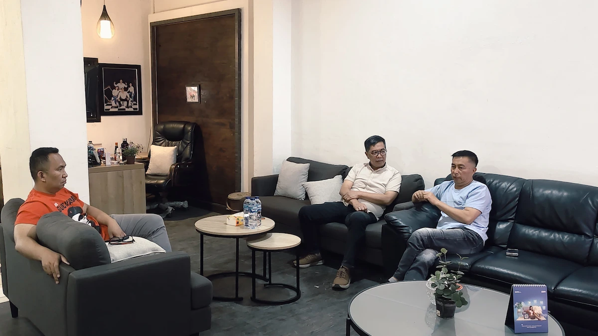 Argo Sumaiku diskusi pengelolaan pasar bersama direktur utama Perumda Pasar Manado Lucky Senduk dan Direktur Umum Irving Biki sulutviral.info