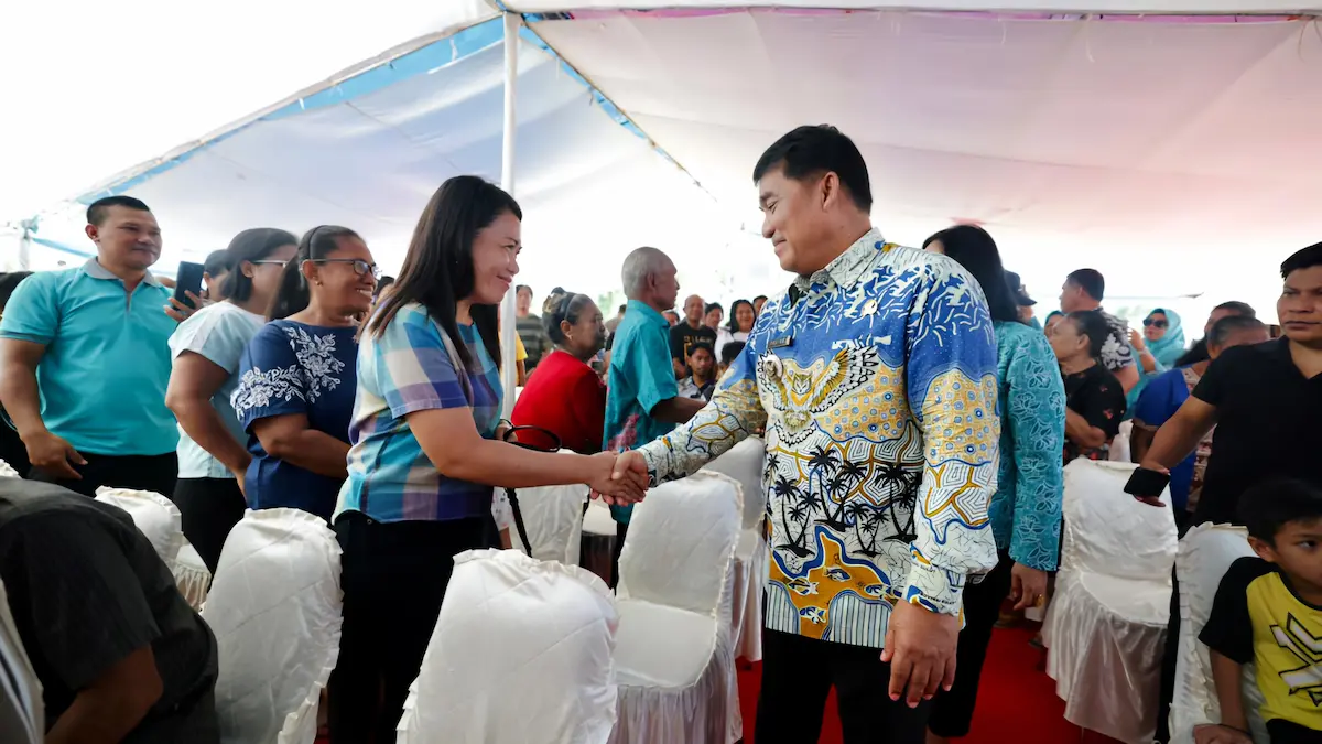 Gubernur Yulius berjabat tangan warga huntap Bolsel sulutviral.info
