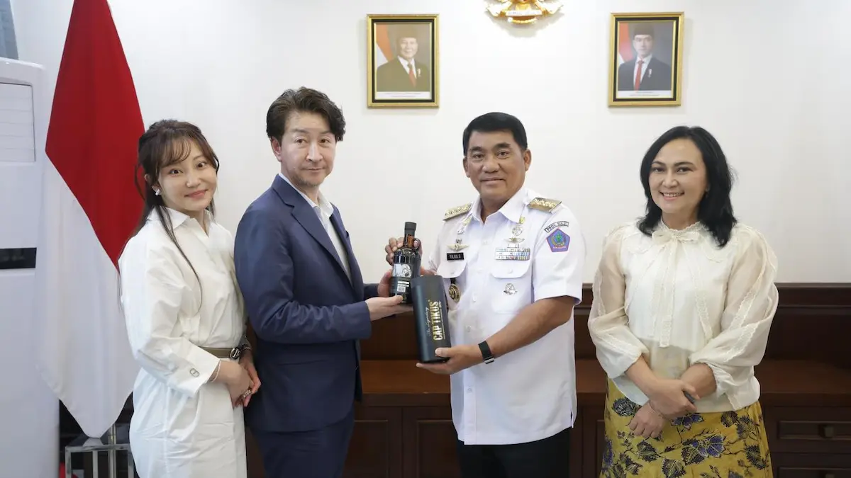 INA Grup menyerahkan cenderamata kepada Gubernur Sulawesi Utara sulutviral.info