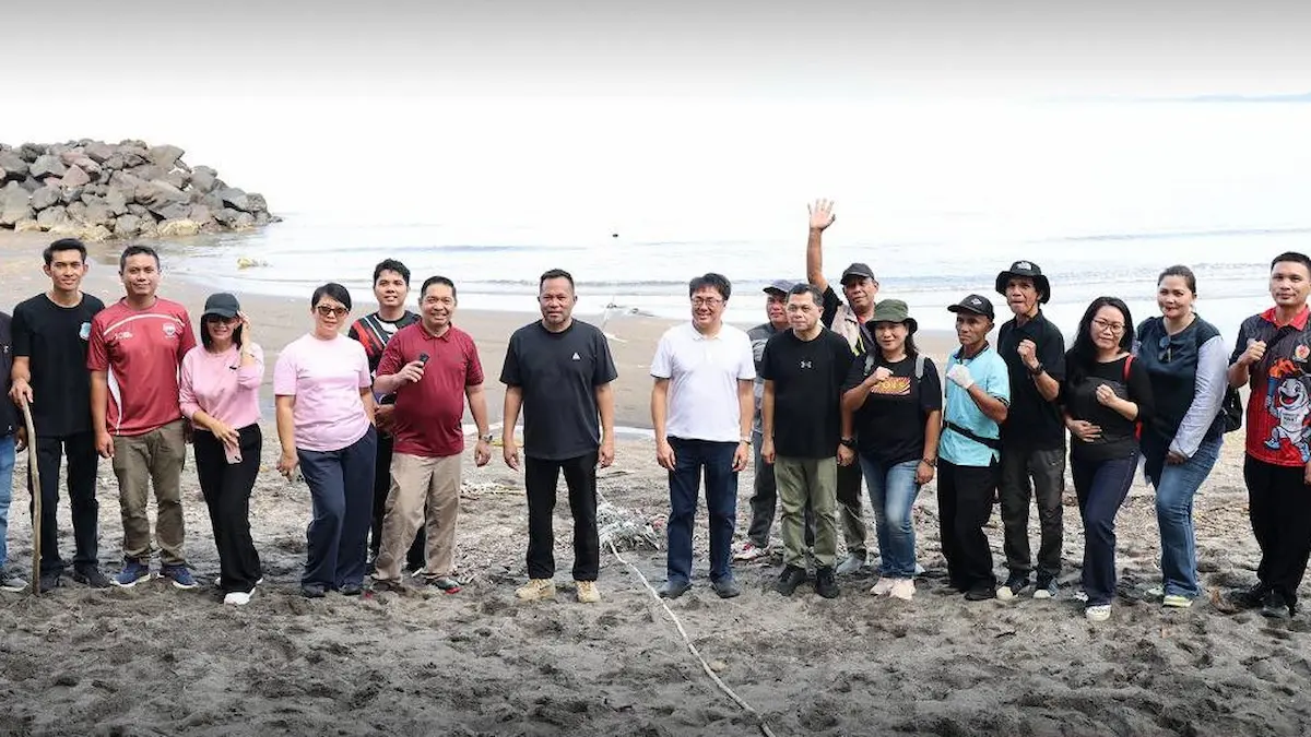 ASN dan komunitas kerja bakti di Pantai Malalayang Manado sulutviral.info