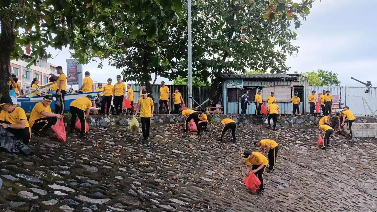 Kerja bakti Polda Sulut membersihkan kawasan Megamas Manado sulutviral.info