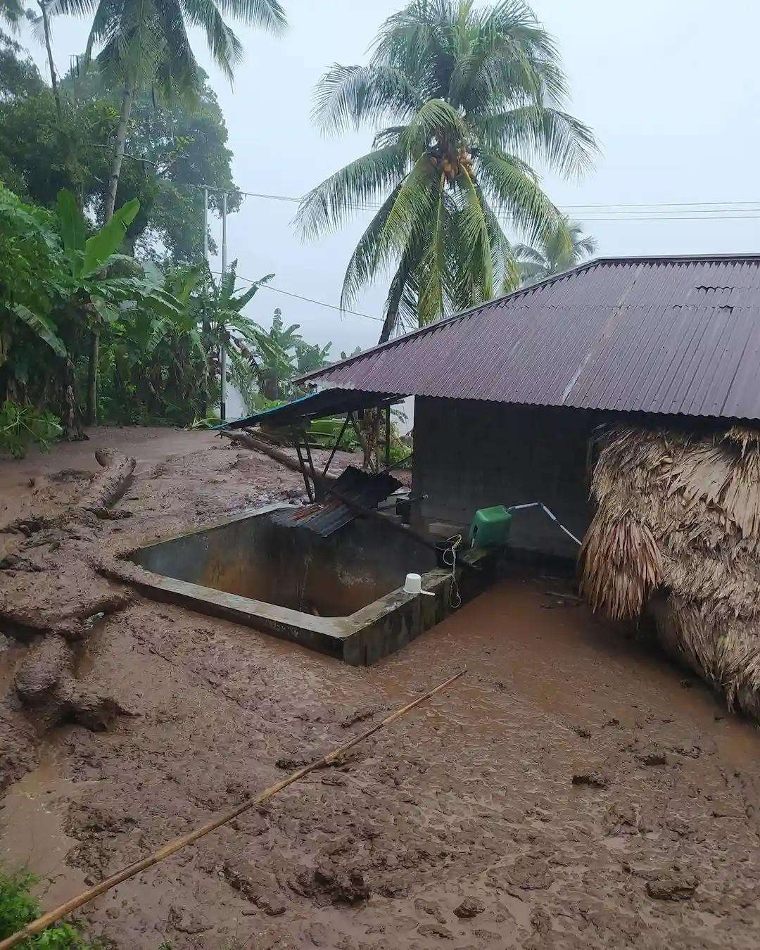 Kondisi halaman rumah pasca longsor di Manado Tua sulutviral.info