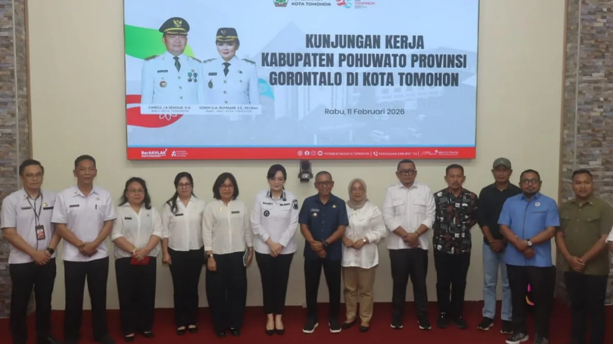 Rombongan Pohuwato dan Pemkot Tomohon foto bersama di ruang rapat sulutviral.info