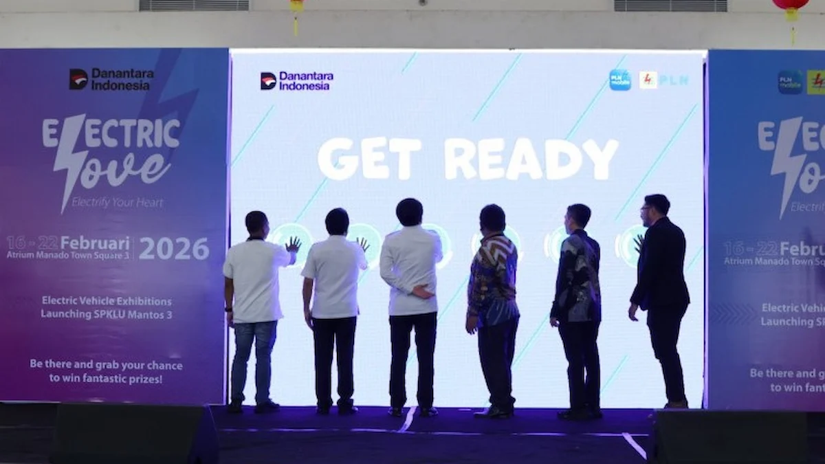 Pejabat tekan layar peluncuran SPKLU Mantos Manado sulutviral.info