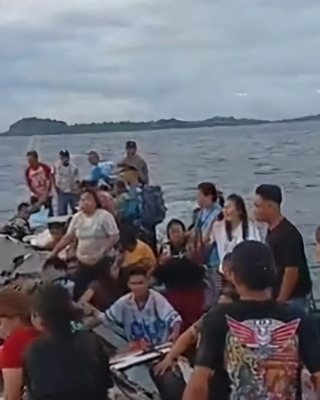 Penumpang KM Alisa berkumpul di badan kapal usai kecelakaan di perairan Pulau Gangga sulutviral.info
