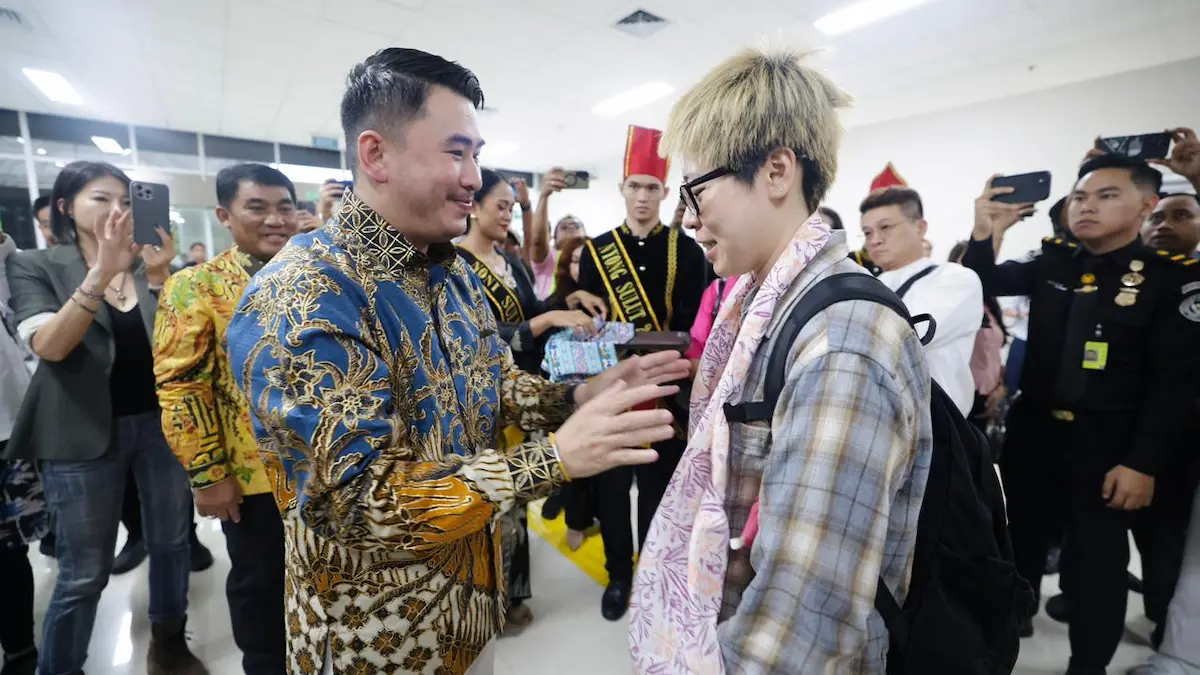 Penyambutan wisatawan Taiwan dengan kain khas Sulut di Bandara Manado sulutviral.info