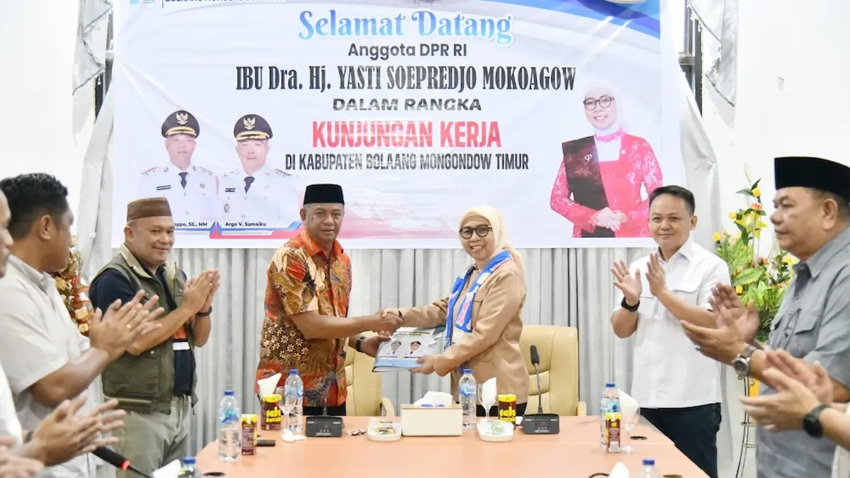 Oskar Manoppo menyerahkan dokumen kepada Yasti Soepredjo Mokoagow di Boltim sulutviral.info