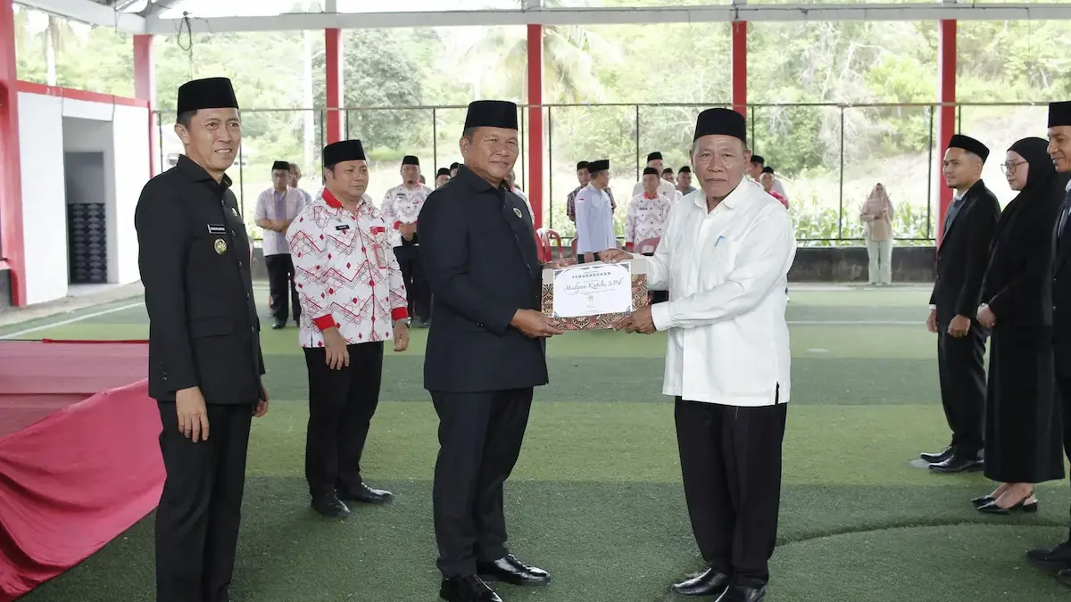 Bupati Iskandar Kamaru menyerahkan penghargaan usai pelantikan pejabat