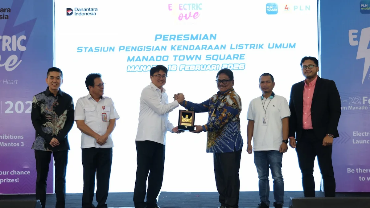 Andrei Angouw terima plakat peresmian SPKLU Manado sulutviral.info