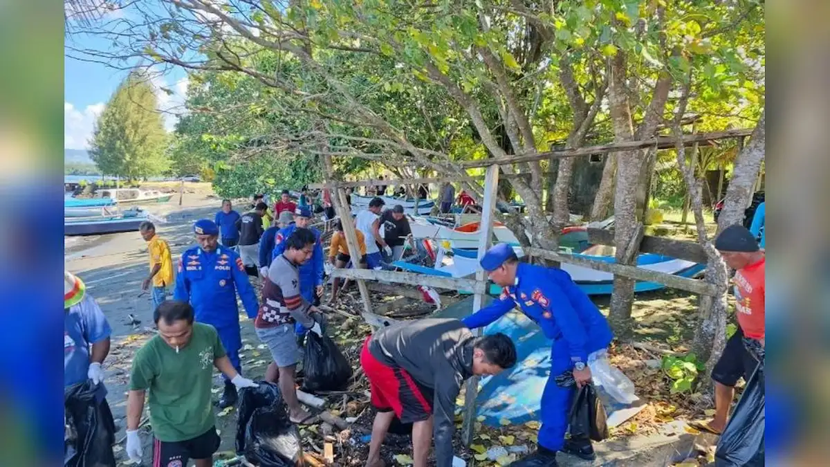 Personel Polda Sulut kerja bakti bersihkan pesisir Manado sulutviral.info