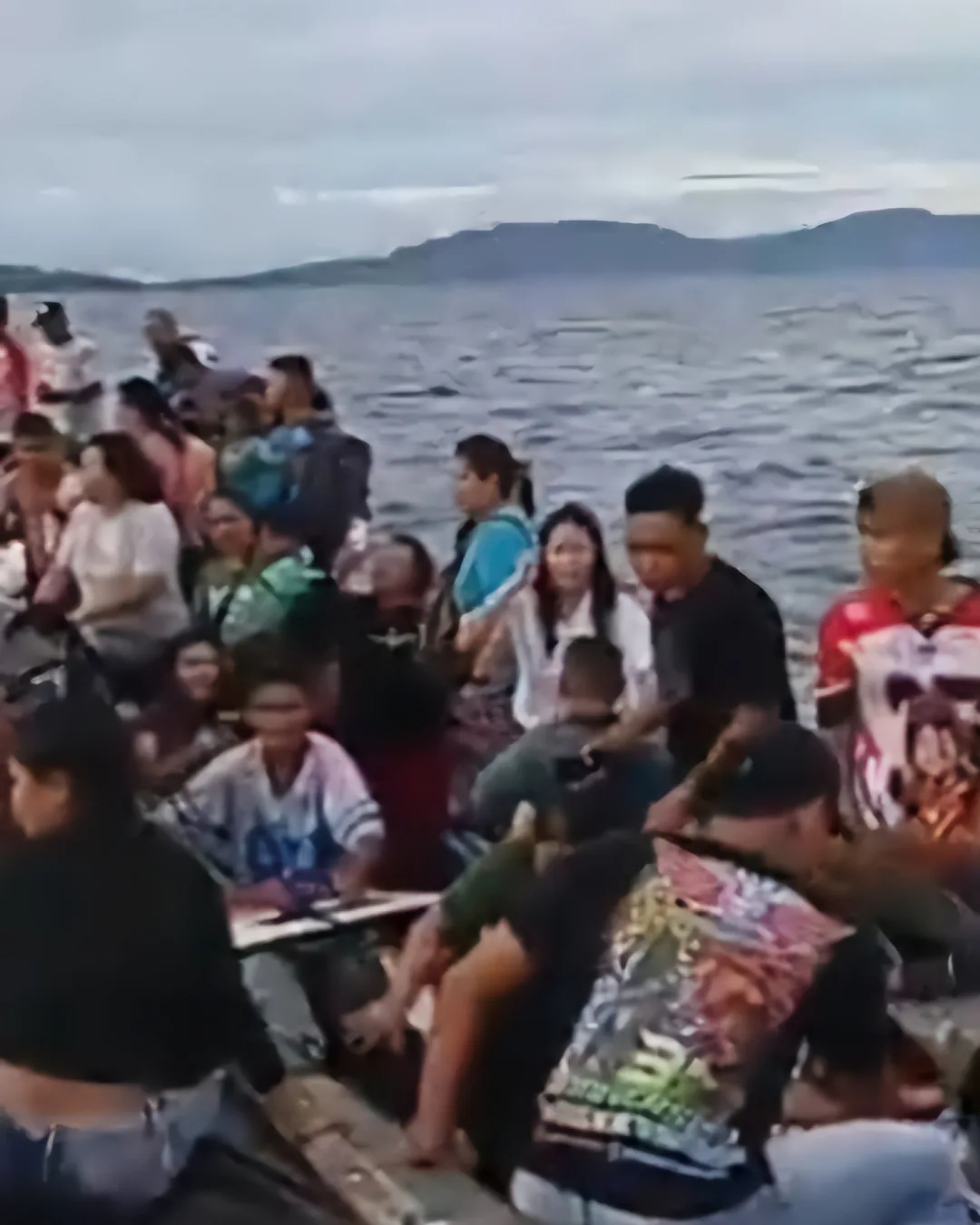 Proses evakuasi penumpang KM Alisa di perairan Pulau Gangga Minahasa Utara sulutviral.info