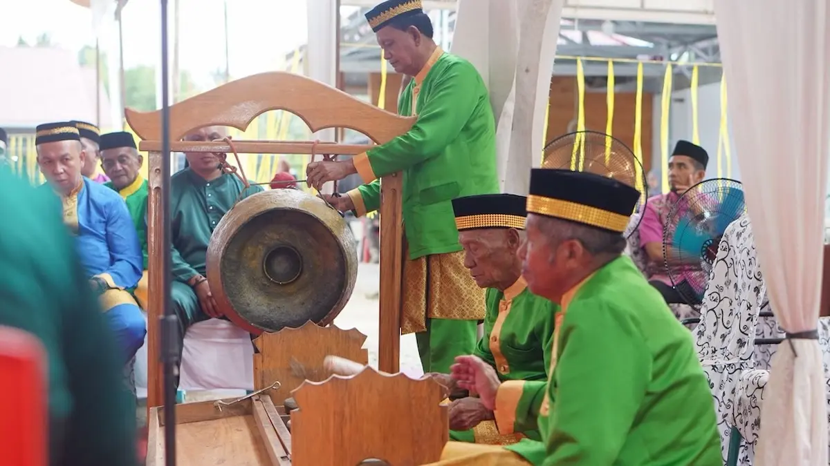 Tokoh adat pukul gong Mopohabaru di Boltara sulutviral.info