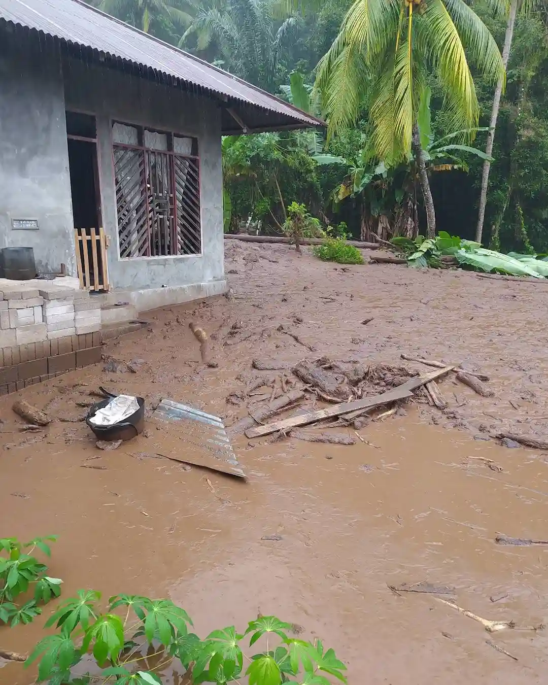 Rumah warga terdampak longsor di Manado Tua Dua sulutviral.info