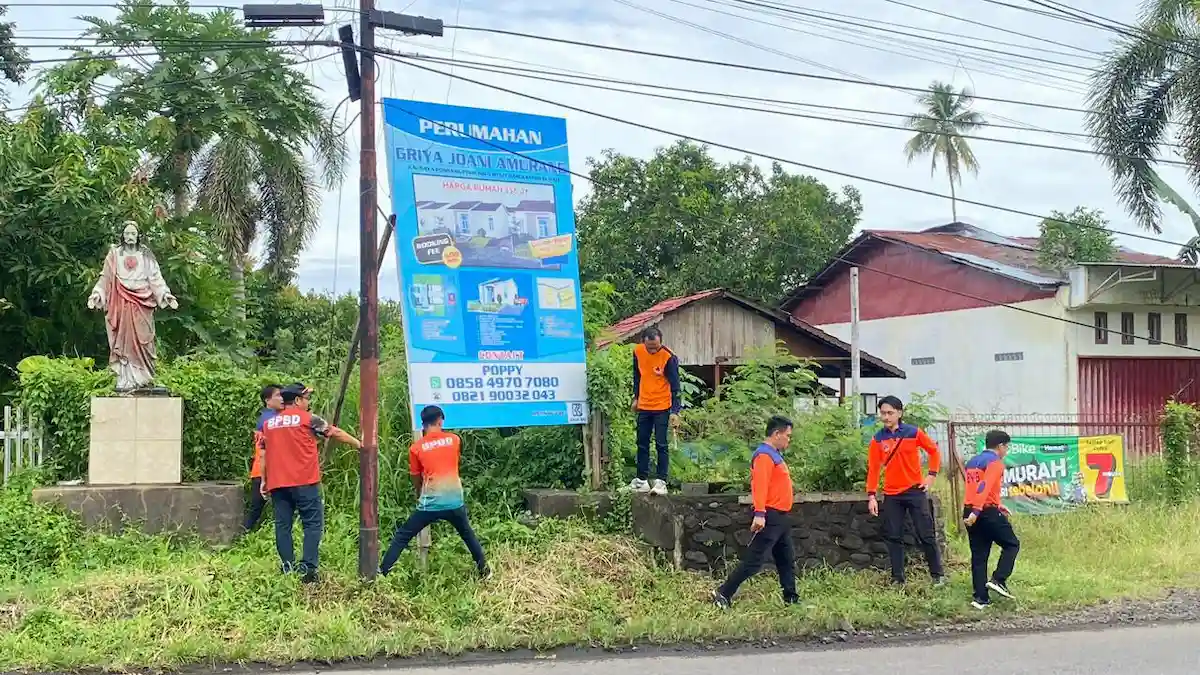 Tim gabungan turunkan baliho di jalan protokol Minsel sulutviral.info