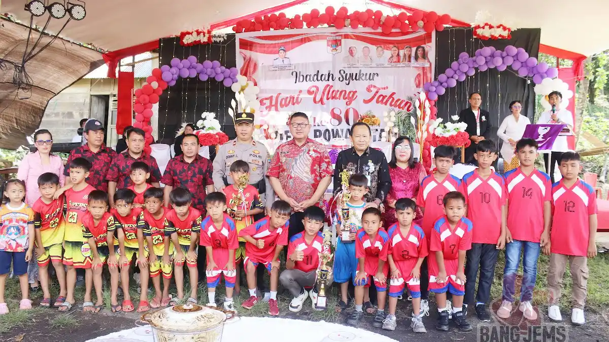 Wabup Minahasa Selatan bersama anak Desa Powalutan