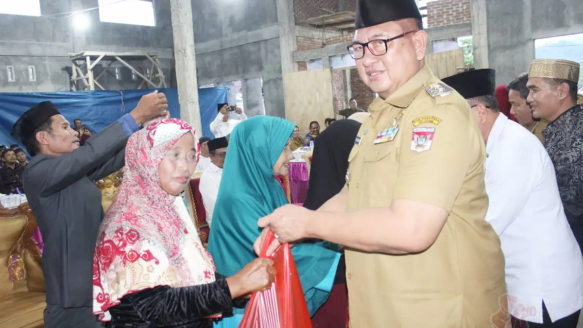 Wabup Minsel menyerahkan bantuan kepada warga di Tompaso Baru sulutviral.info