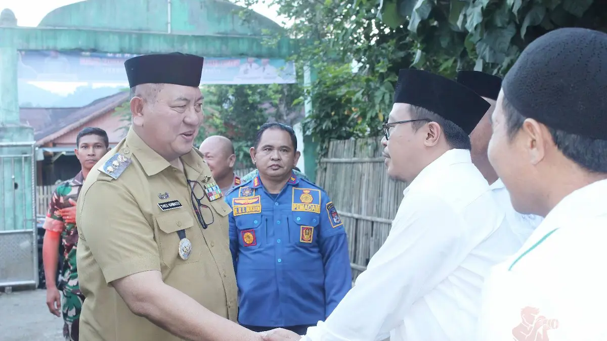 Wabup Minsel bersalaman dengan tokoh agama di Tompaso Baru sulutviral.info