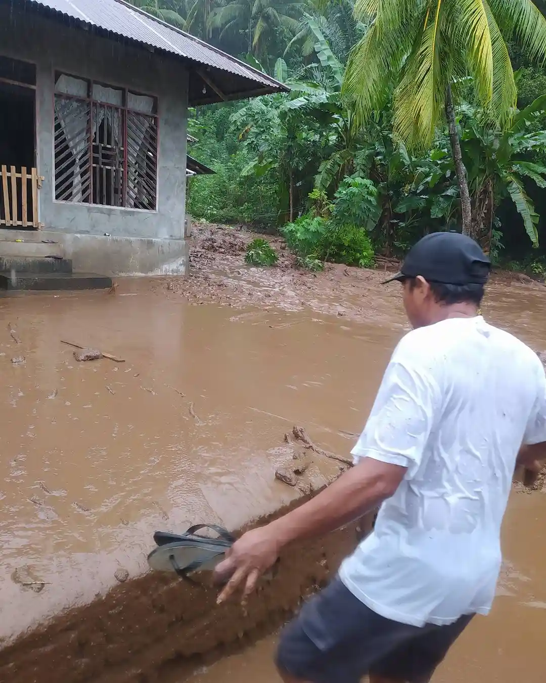 Warga membersihkan lumpur pasca longsor di Manado Tua sulutviral.info