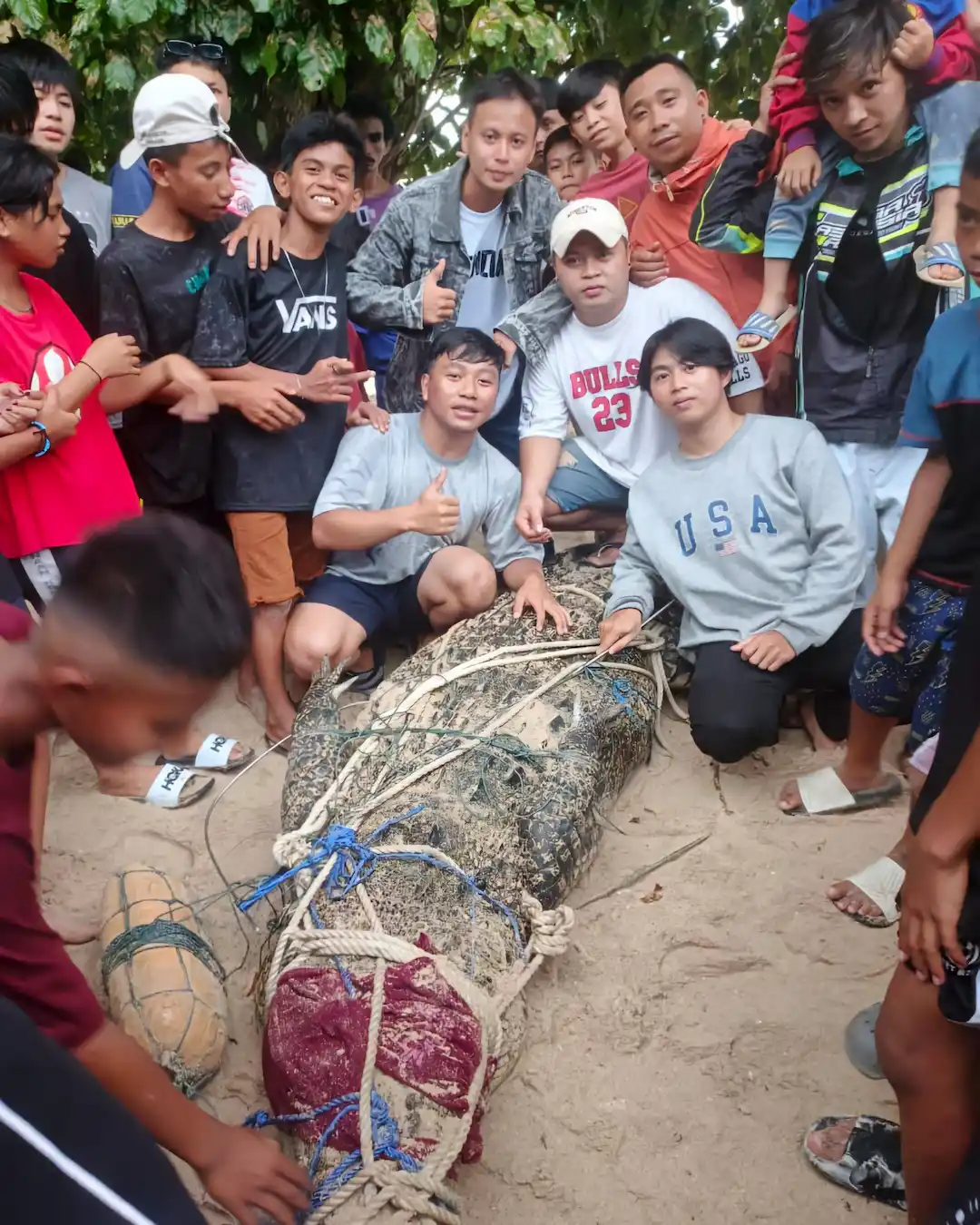 Warga Kolongan berfoto setelah buaya ditangkap sulutviral.info