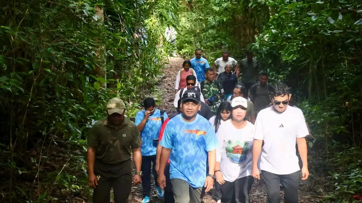 Welly Titah dan Pangdam XIII Merdeka berjalan bersama rombongan di jalur hutan Pulau Sara