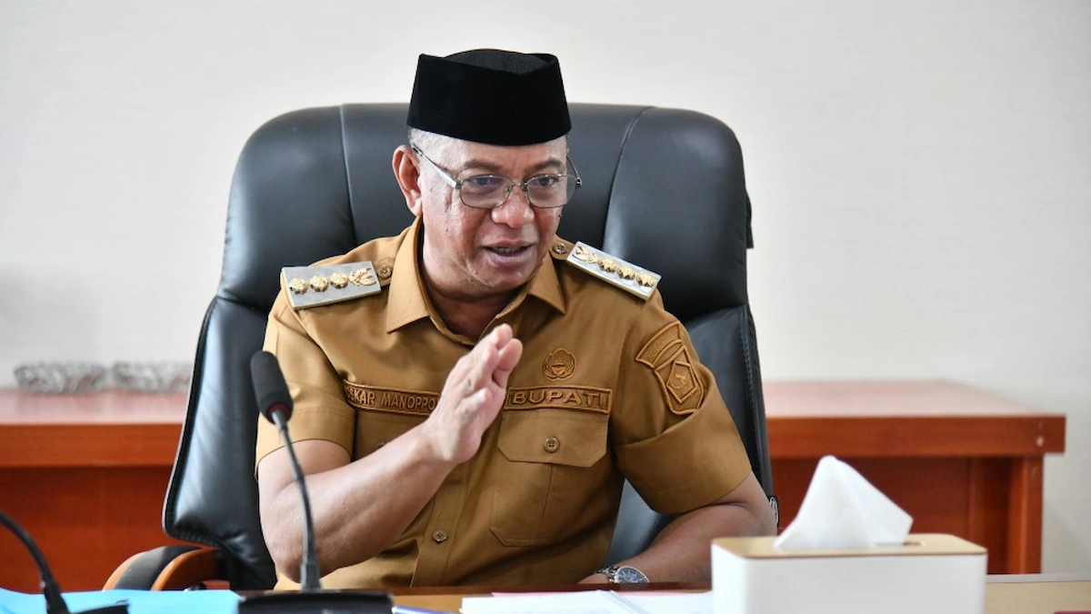 Bupati Boltim Oskar Manoppo memimpin rapat Forkopimda di ruang rapat Tutuyan