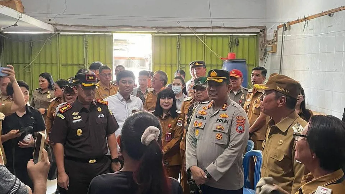 Bupati Franky Donny Wongkar bersama Forkopimda berdialog dengan warga pasar Amurang