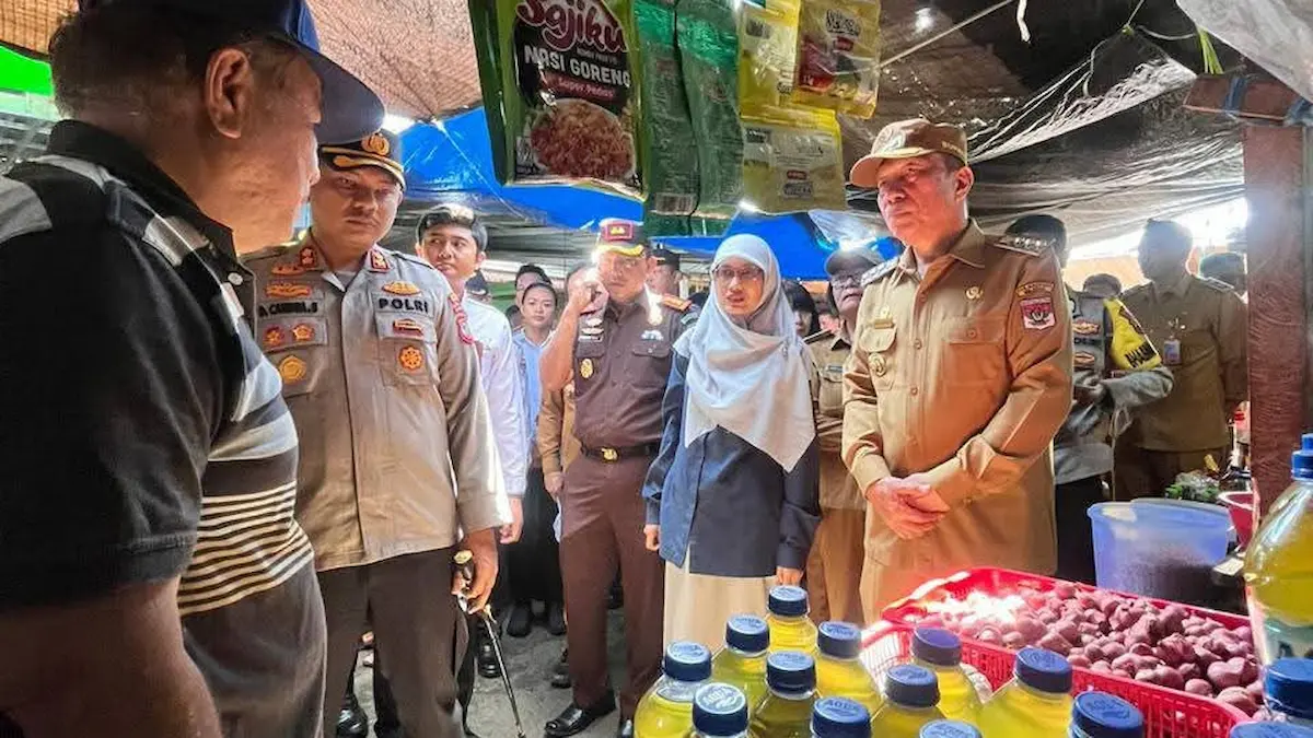 Bupati Franky Donny Wongkar memantau harga bahan pokok di Pasar Amurang