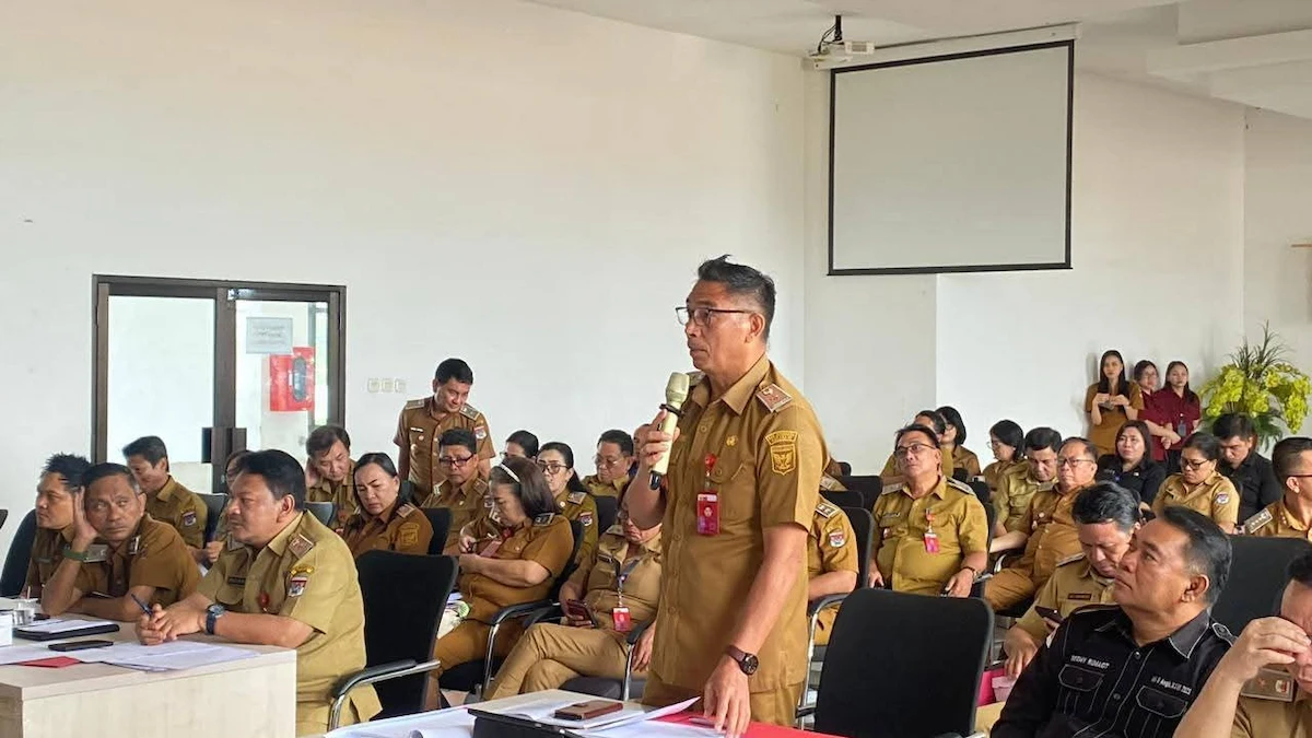 Pejabat Pemkab Minahasa Selatan menyampaikan laporan program dalam rapat kerja daerah