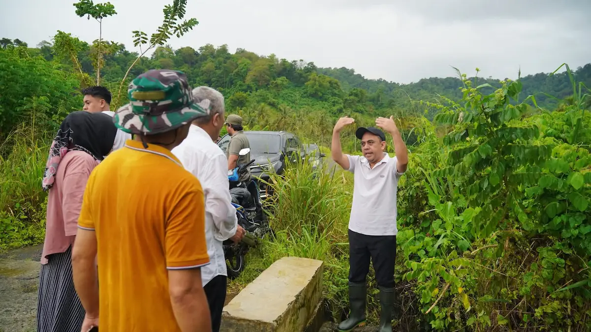 yusra alhabsyi jelaskan aliran air saat peninjauan banjir desa diat
