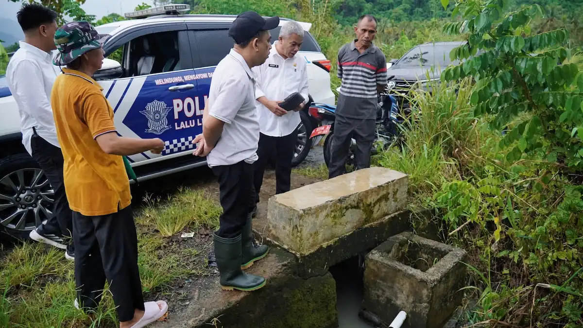 yusra alhabsyi bersama tim tinjau drainase desa diat kecamatan lolak