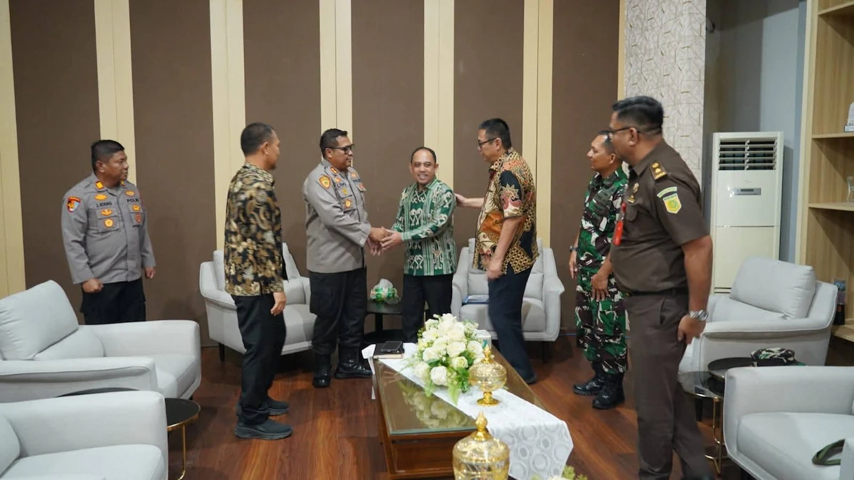 rapat forkopimda bolmong bupati yusra alhabsyi berjabat tangan di kantor